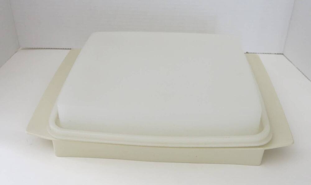 VINTAGE TUPPERWARE Deviled Egg Keeper 4 Pieces Almond 723-2 Picnic Food Storage